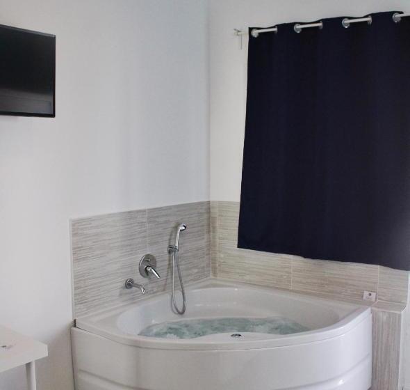 バスタブ付きスタンダードルーム, Borgo Marino Suite B&b