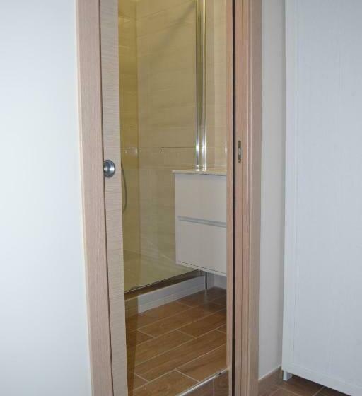 标准三人间, Civico 28