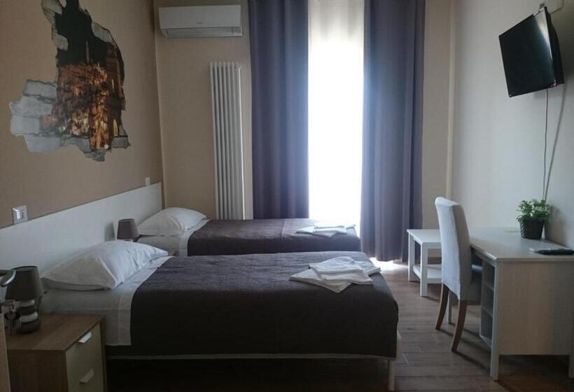 标准三人间, Civico 28