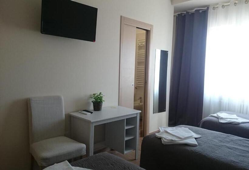 标准三人间, Civico 28