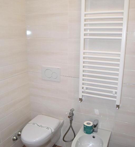 标准三人间, Civico 28