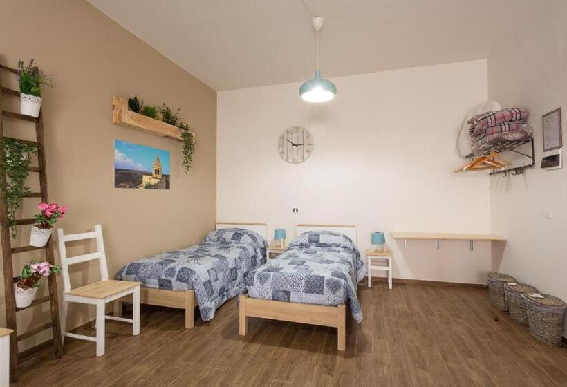 חדר משפחתי, Pura Vida Barocca