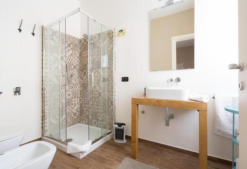 חדר משפחתי, Pura Vida Barocca