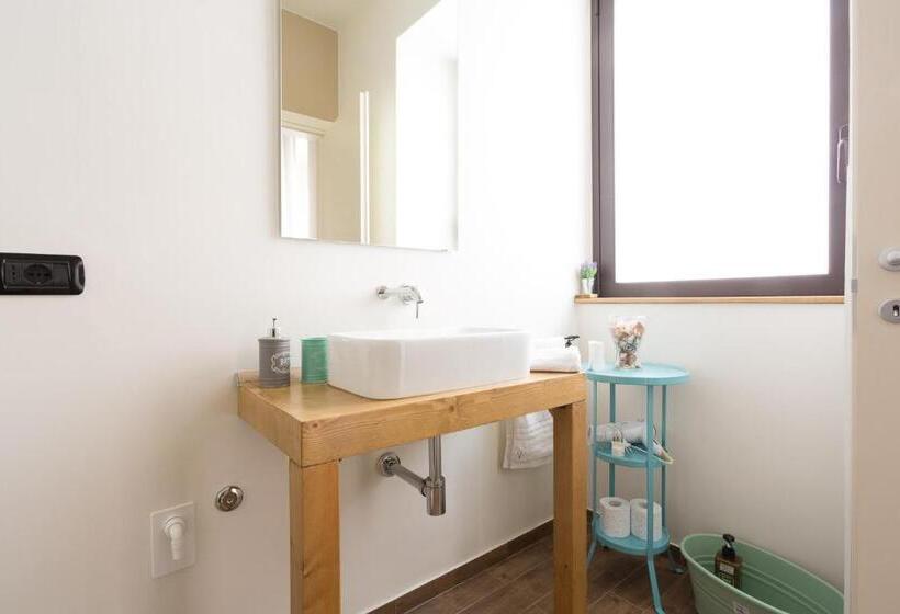 חדר משפחתי, Pura Vida Barocca