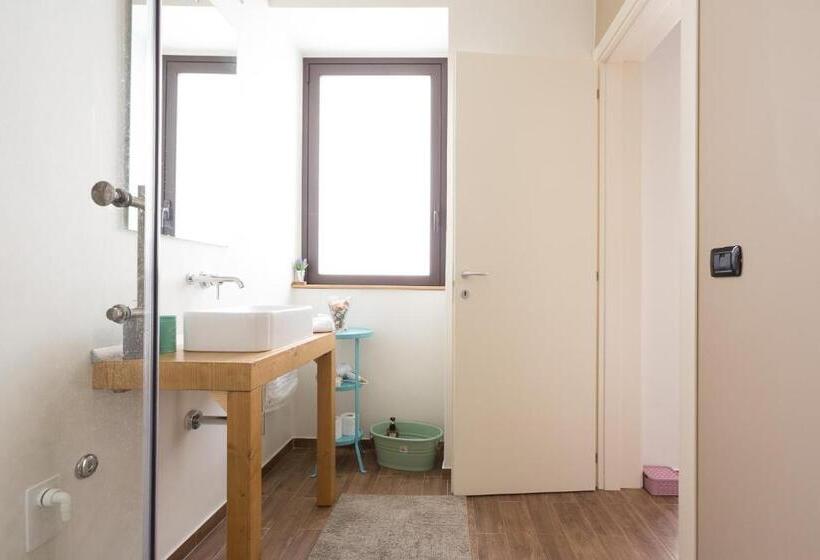 חדר משפחתי, Pura Vida Barocca