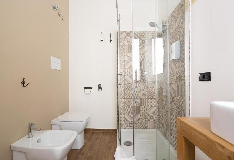 חדר משפחתי, Pura Vida Barocca