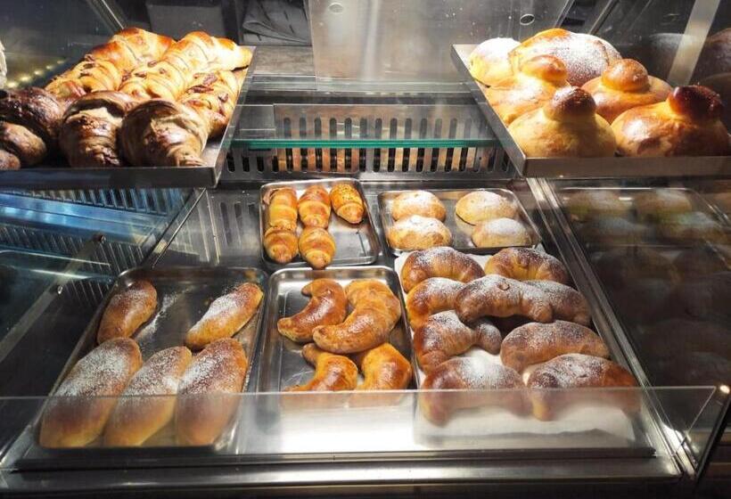 חדר משפחתי, Pura Vida Barocca