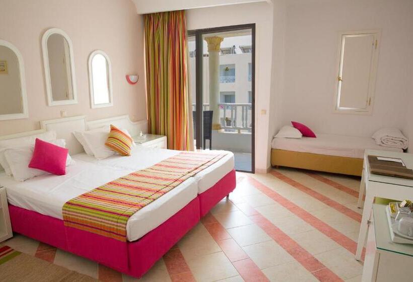 Habitación Triple Estándar Vista Jardín, Royal Tulip Taj Sultan