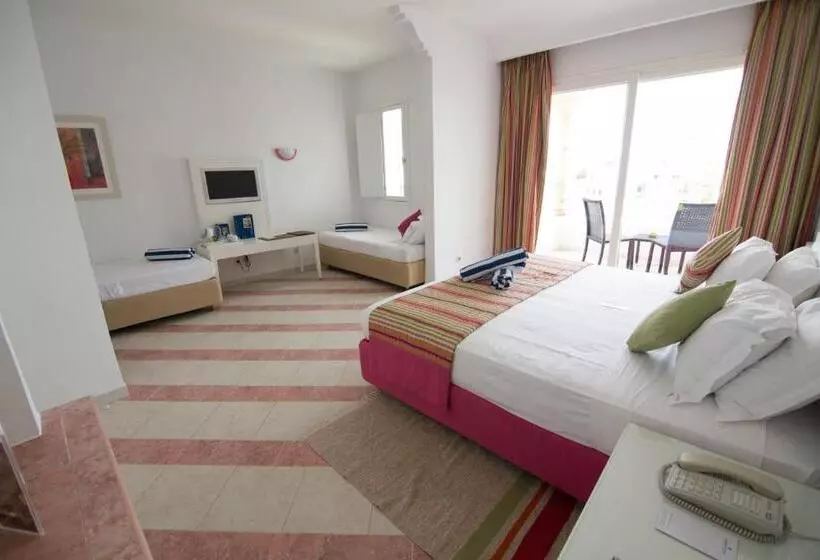 اتاق استاندارد چهار تخته با چشم‌انداز دریا, Royal Tulip Taj Sultan