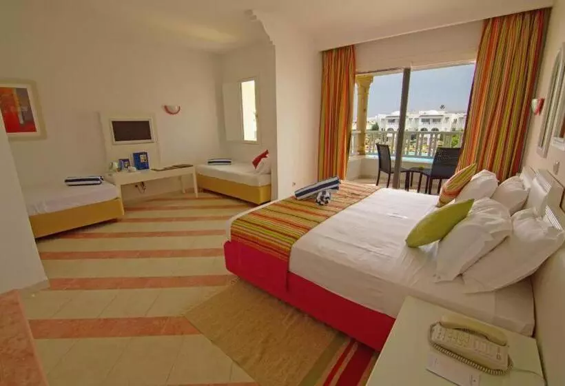 اتاق استاندارد چهار تخته با چشم‌انداز دریا, Royal Tulip Taj Sultan