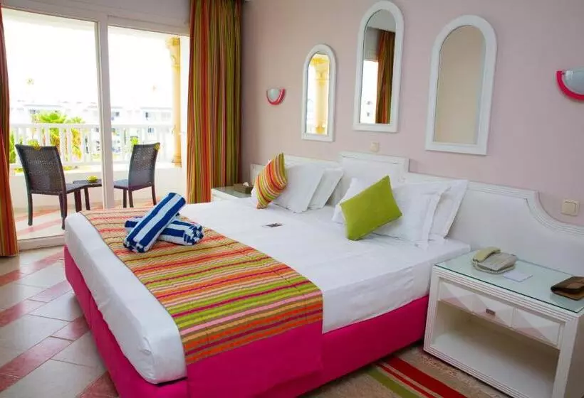 نمای استخر اتاق استاندارد چهارنفره, Royal Tulip Taj Sultan