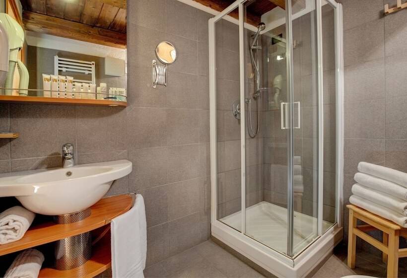 Четырехместный Номер Стандарт, Ih Hotels Courmayeur Mont Blanc