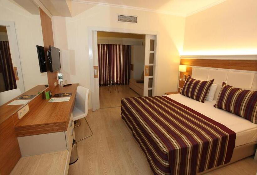 חדר משפחתי, Aqi Pegasos Royal