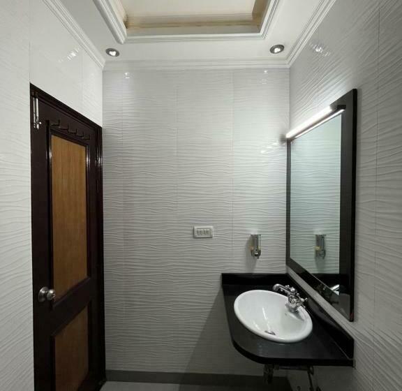 اتاق استاندارد, Marc Royal