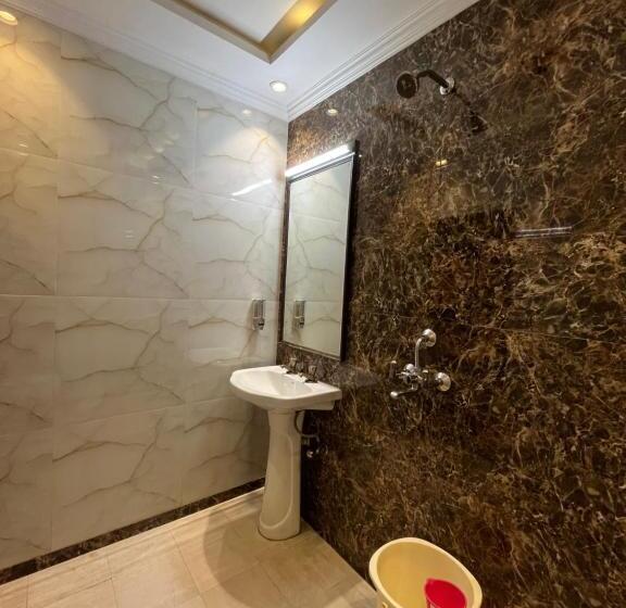 اتاق خانوادگی, Marc Royal