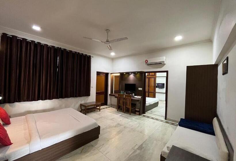 اتاق خانوادگی, Marc Royal