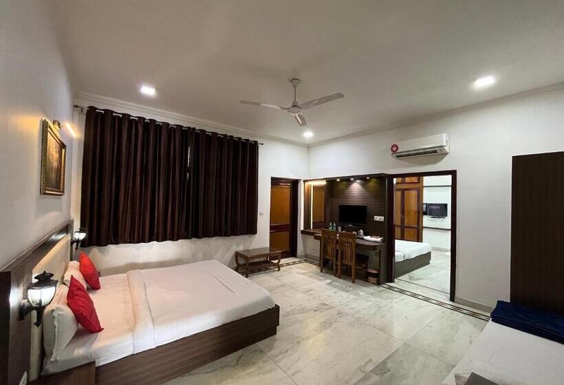 اتاق خانوادگی, Marc Royal