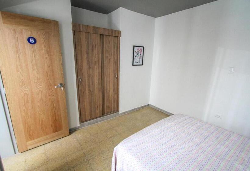 اتاق اکونومی, Casa Tuvia