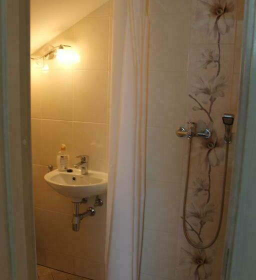 اتاق استاندارد سه نفره, Viesu Nams Amrai