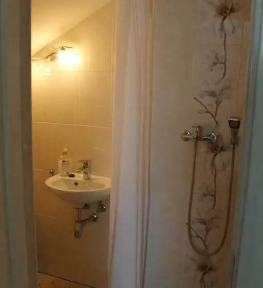 اتاق استاندارد سه نفره, Viesu Nams Amrai