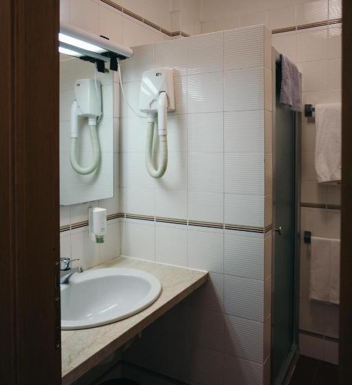 Camera Tripla Standard, Europa