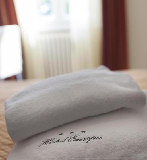 Camera Tripla Standard, Europa