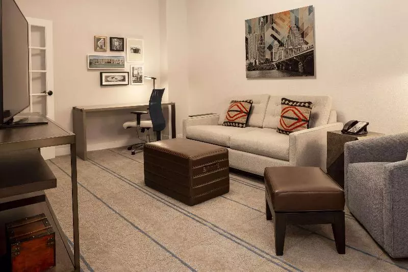 سوئیت با تخت بزرگ, Hilton Austin Airport