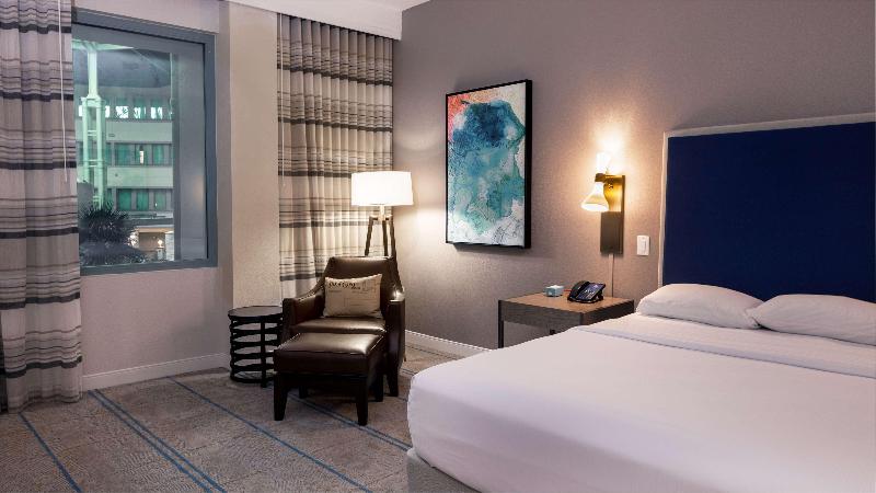 חדר דחוקס עם מיטת קינג, Hilton Austin Airport