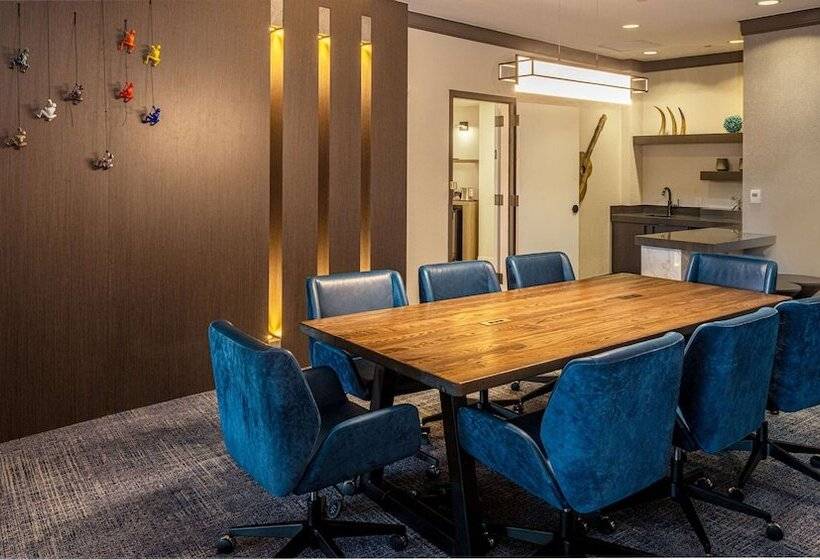 جناح, Hilton Austin Airport