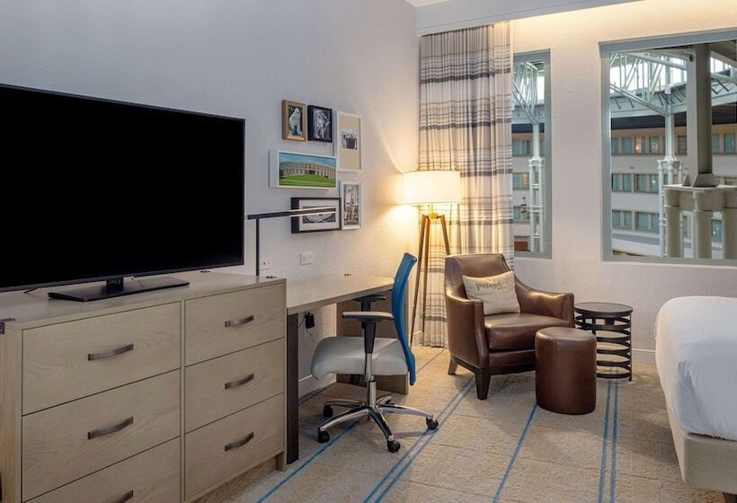 غرفه قياسيه سريرين مزدوجين, Hilton Austin Airport