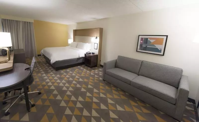 キングサイズベッドのスタンダードルーム, Holiday Inn Morgantown   Reading Area, An Ihg