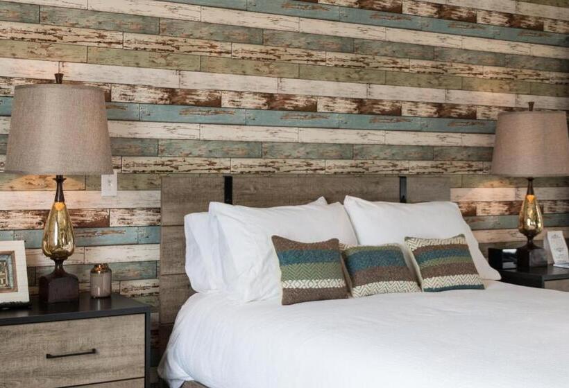 جناح, Russelltown Inn