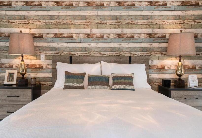 جناح, Russelltown Inn