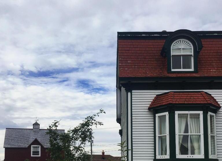 Люкс, Russelltown Inn