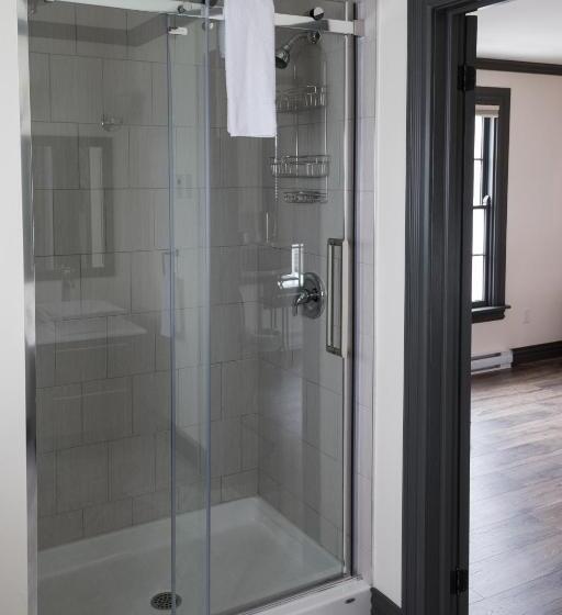 جناح سوبيريور, Russelltown Inn