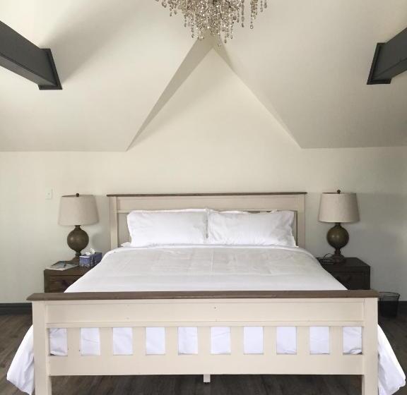 جناح سوبيريور, Russelltown Inn