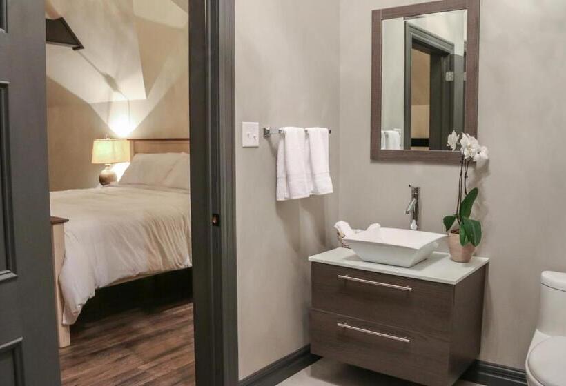 جناح سوبيريور, Russelltown Inn