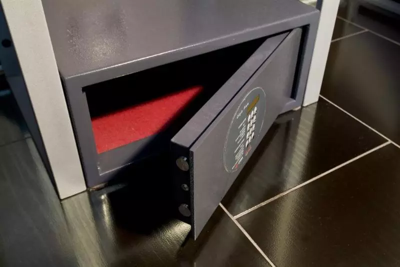 スタンダードトリプルルーム, Al Cason