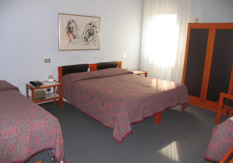 Habitació Triple Estàndard, Al Cason