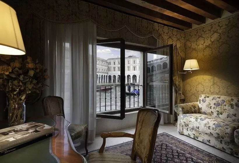 اتاق لوکس با چشم‌انداز, Al Ponte Antico
