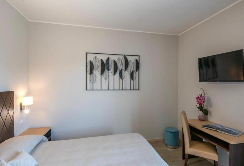 Superior Room with Terrace, Boston
