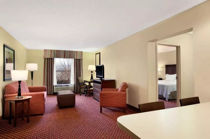 キングサイズベッドのスタンダードルーム, Hampton Inn Atlantastockbridge