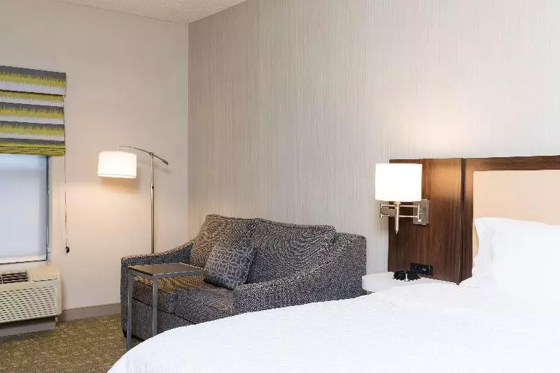 キングサイドベッドのスタンダードワンルーム, Hampton Inn & Suites East Lansing/okemos