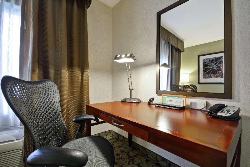 غرفة قياسية لذوى الاحتياجات الخاصة, Hampton Inn & Suites East Lansing/okemos