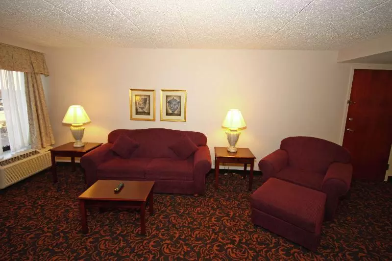 キングサイズベッドのスイートルーム, Hampton Inn Woodbridge