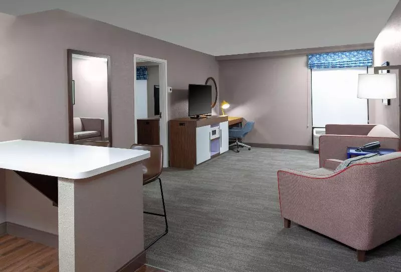 キングサイズベッドのスイートルーム, Hampton Inn Woodbridge