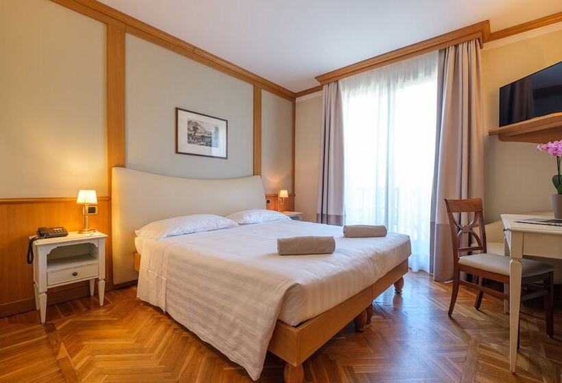 חדר סטנדרט מותאם לאדם עם מוגבלויות, Iseo Lago