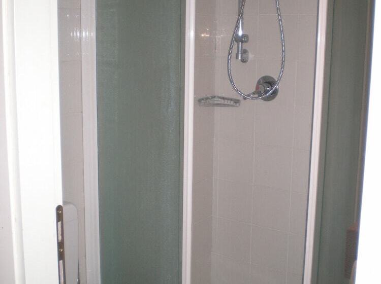 חדר סטנדרט לשלושה, Sirena