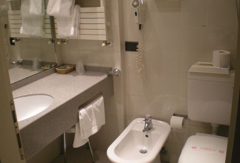 חדר סטנדרט לשלושה, Sirena