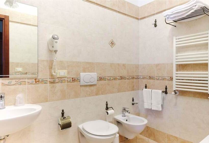 اتاق استاندارد سه نفره, Villa Ambrosina
